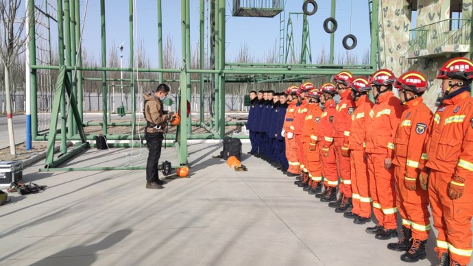 走進(jìn)消防基層,開展裝備學(xué)習(xí)